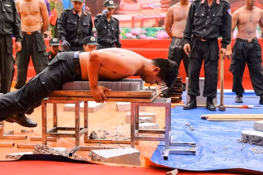 Chiêm ngưỡng nội công của cảnh sát trẻ!