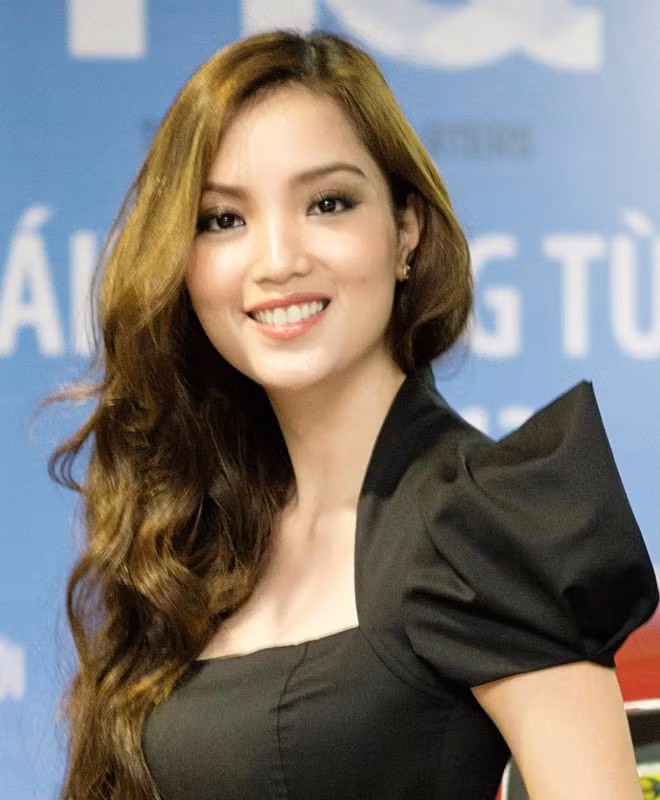 Thiếu bình tĩnh trong mâu thuẫn với chồng, Dương Yến Ngọc đã đăng đàn Facebook tố Pha Lê là “hồ ly tinh” quyến rũ chồng cô. Sau giai đoạn sóng gió, chuyện nhà của cựu người mẫu lại trở lại êm ấm. Cô và chồng lại tay trong tay đi tham dự các sự kiện. Trong khi đó, Pha Lê lại gánh thêm điều tiếng về cách sống và yêu, khiến hình ảnh của cô ngày càng xấu thêm trong mắt công chúng.