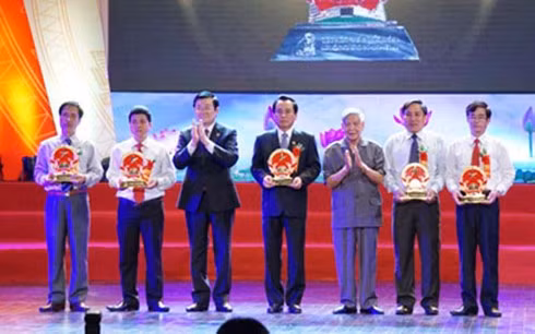 chủ tịch nước dự chương trình vinh quang việt nam 2015 hình 0 chu tich nuoc du chuong trinh vinh quang viet nam 2015 hinh 0