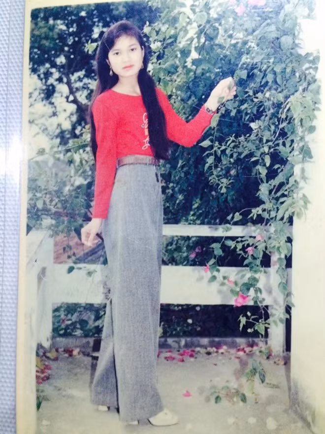 Tấm ảnh của Mai Thùy Phương Linh nhận được sự nhiều lời khen. Mẹ Linh khi ấy khoảng 17, 18 tuổi, sở hữu vẻ ngoài khá xinh đẹp. Linh cho biết, vì điều kiện gia đình khó khăn, mẹ cô đi làm ăn xa ở nước ngoài, phải để con sống với bà. Rất ít khi được gặp mẹ, nhưng qua những bức ảnh ngày xưa, Linh có thể hồi tưởng lại những ký ức ngày thơ ấu, được đấng sinh thành ôm trong lòng, chứa đầy thương yêu. "Hai năm rồi mình chưa được gặp mẹ, mình không oán trách, giận hờn. Mình mong mẹ ở nơi xa có được cuộc sống bình yên và khỏe mạnh. Con yêu mẹ" - Linh bày tỏ. Ảnh: Phương Linh Bức ảnh của bạn Mai Thùy Phương Linh