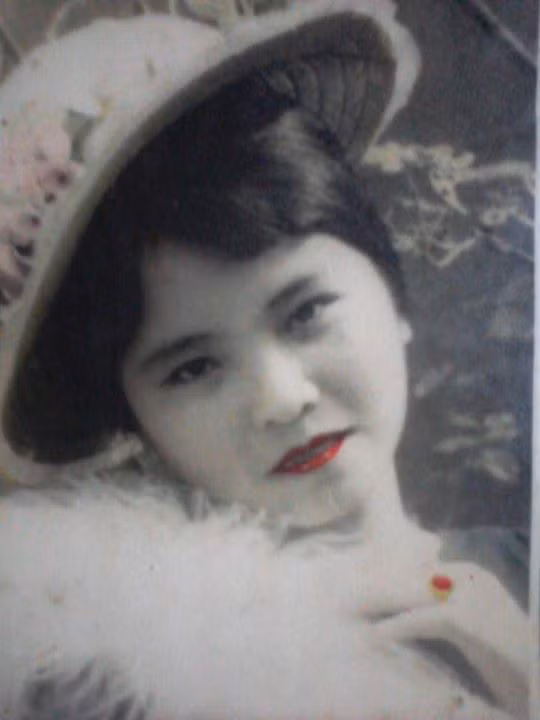 Bạn trẻ có nickname Mèo siêu nhân cũng dành tình yêu đặc biệt cho mẹ. Cô cho hay, bức ảnh này chụp khi mẹ tròn 20 tuổi. Chất ảnh khá mờ song cô luôn cảm thấy tự hào trước vẻ trẻ trung, phúc hậu của mẹ. Cô tâm sự:" Mình sinh ra đã bị bệnh tim bẩm sinh, khiến cha mẹ lo lắng nhiều. Trong suốt những tháng ngày tranh đấu với bệnh tật, mẹ chính là người thức khuya, dậy sớm, chăm lo cho mình. Mình thật sự thấm thía câu nói: "Đi khắp thế gian không ai tốt bằng mẹ. Gánh nặng cuộc đời không ai khổ bằng cha". Ảnh: Mèo siêu nhân. Chủ