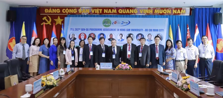 Quang cảnh một buổi đánh giá kiểm tra chất lượng của tổ chức AUN-QA với Trường ĐH Nông Lâm TPHCM. Quang cảnh một buổi đánh giá kiểm tra chất lượng của tổ chức AUN-QA với Trường ĐH Nông Lâm TPHCM.
