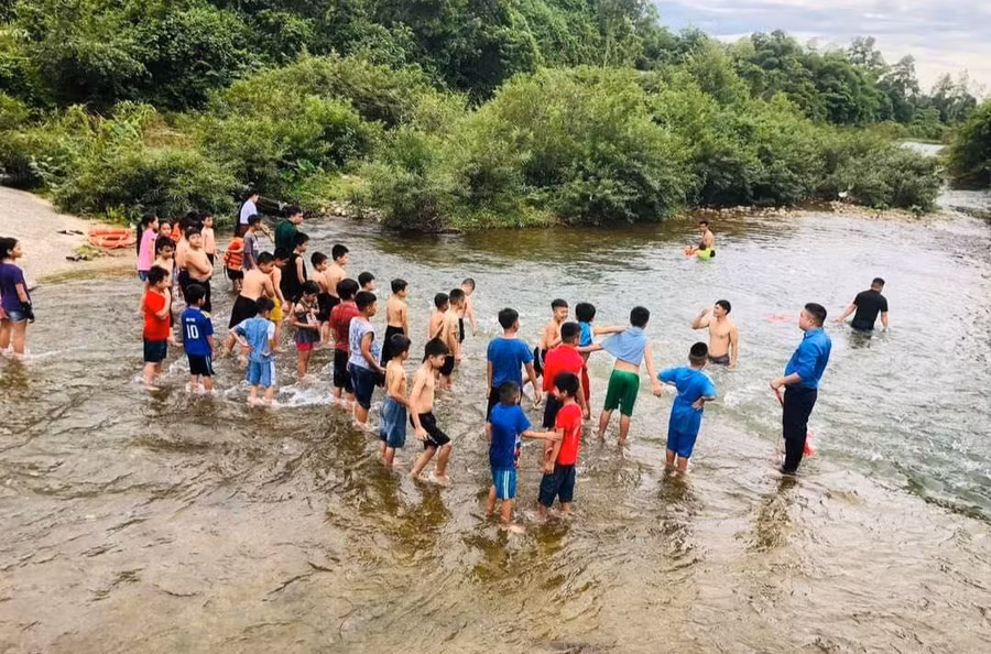 Đoàn viên thanh niên cùng chiến sĩ Biên phòng vừa hướng dẫn bơi, vừa đảm bảo an toàn cho học sinh khi thực hành dưới nước. Ảnh: Đồn BP cung cấp Đoàn viên thanh niên cùng chiến sĩ Biên phòng vừa hướng dẫn bơi, vừa đảm bảo an toàn cho học sinh khi thực hành dưới nước. Ảnh: Đồn BP cung cấp