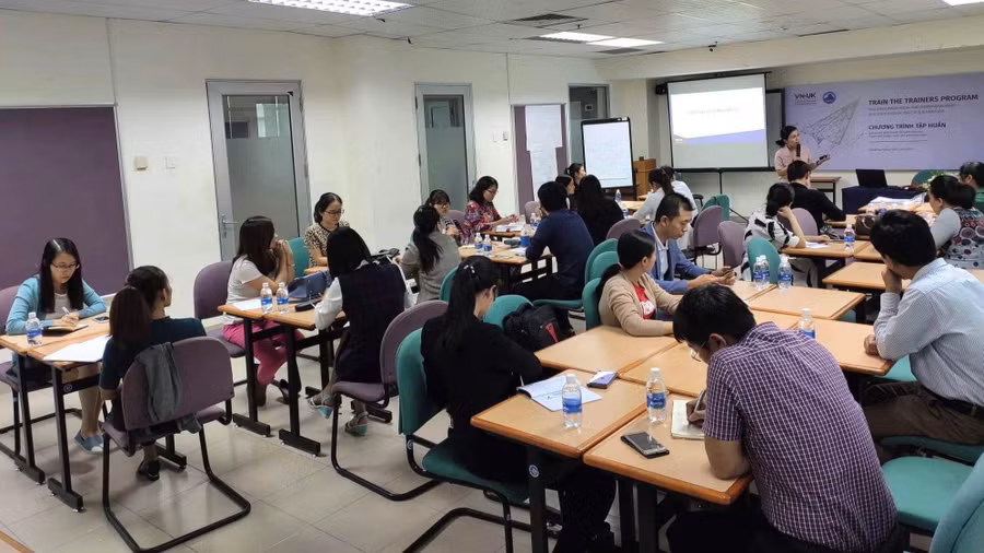 Cán bộ quản lý và giáo viên ở Đà Nẵng tham gia khóa đào tạo về Đổi mới sáng tạo và khởi nghiệp ở bậc phổ thông.