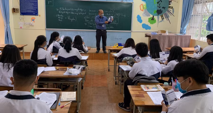 TS Mai Đức Toàn (Trường ĐH Gia Định) tư vấn hướng nghiệp cho học sinh.