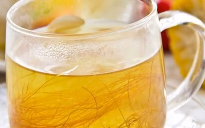 Nước râu ngô lành tính nhưng không dùng để uống thay thế cho nước lọc, ảnh minh họa.