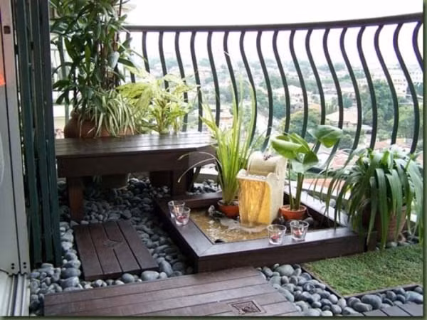 Với ban công nhỏ, diện tích chỉ hơn 1m2, bạn vẫn có thể sắp xếp bàn, ghế nhỏ, bình hoa, cây cảnh và cả cốc nến để trò chuyện, nhâm nhi chén trà khi màn đêm buông xuống.