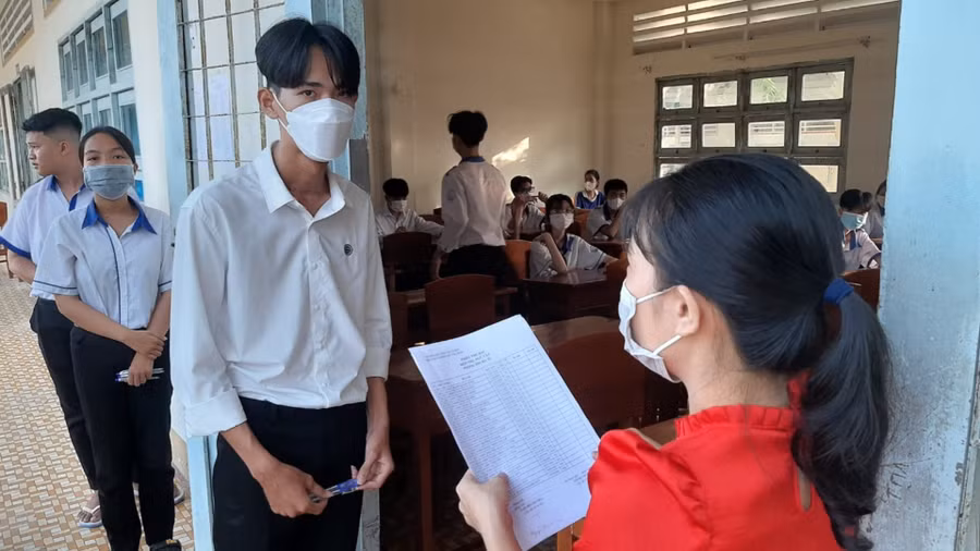 Học sinh lớp 12 tỉnh Cà Mau tham gia Kỳ thi thử tốt nghiệp THPT năm 2023.