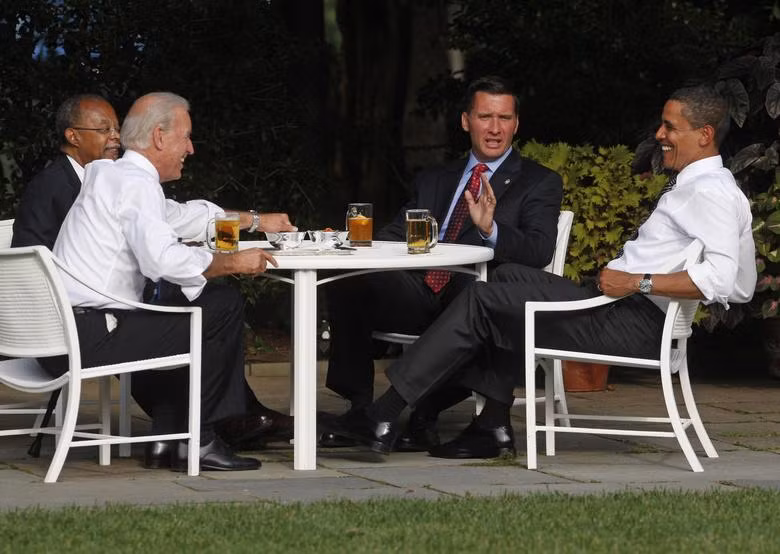 Barack Obama ngồi uống bia cùng Joe Biden để đối thoại về mối quan hệ chủng tộc trong Vườn Hồng tại Nhà Trắng ở Washington, ngày 30 tháng 7 năm 2009.
