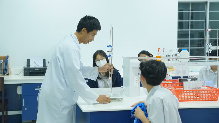 Học sinh Trường THCS - THPT Đinh Thiện Lý (TPHCM) tham quan học tập và trải nghiệm một ngày làm sinh viên tại Trường Đại học Bách khoa, Đại học Quốc gia TPHCM. Ảnh: HCMUT