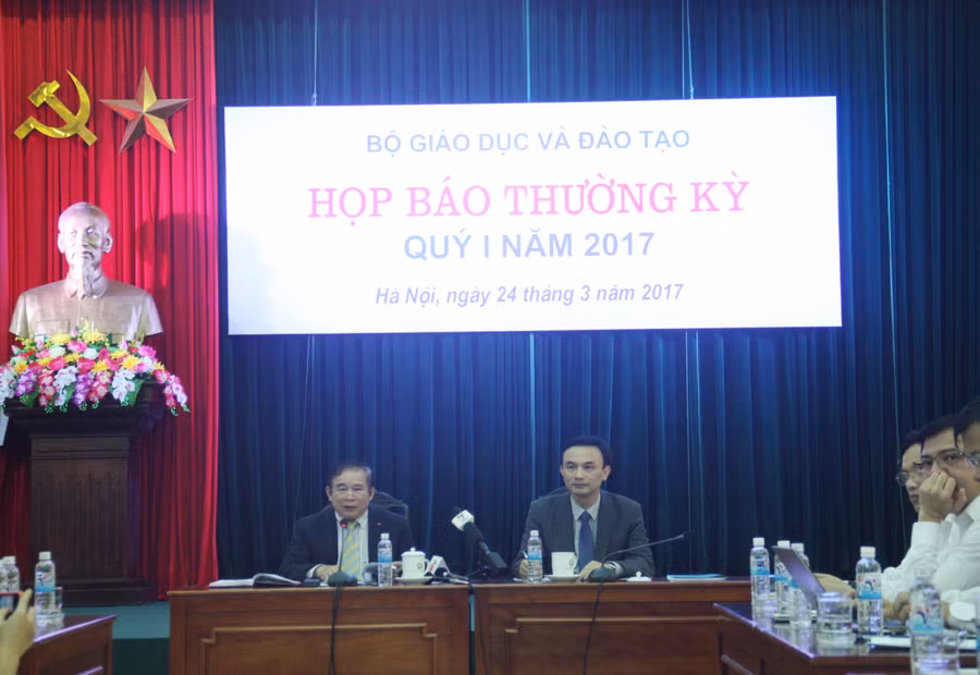 Thứ trưởng Bộ GD&ĐT Bùi Văn Ga (bên trái ảnh) và Chánh Văn phòng Bộ GD&ĐT Nguyễn Viết Lộc chủ trì họp báo Thứ trưởng Bộ GD&ĐT Bùi Văn Ga (bên trái ảnh) và Chánh Văn phòng Bộ GD&ĐT Nguyễn Viết Lộc chủ trì họp báo