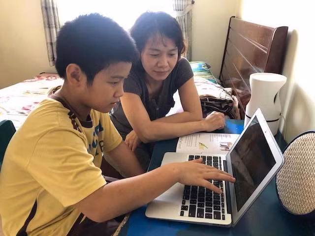 Phụ huynh hướng dẫn con học tập tại nhà Phụ huynh hướng dẫn con học tập tại nhà