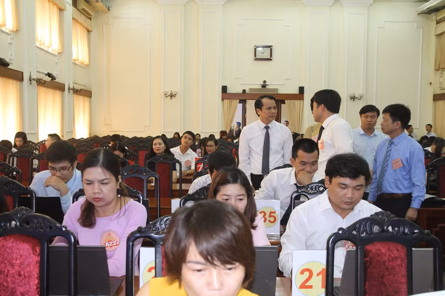 Thứ trưởng Phạm Mạnh Hùng cùng các thành viên Ban Chỉ đạo Hội thi trực tiếp giám sát tại phòng thi