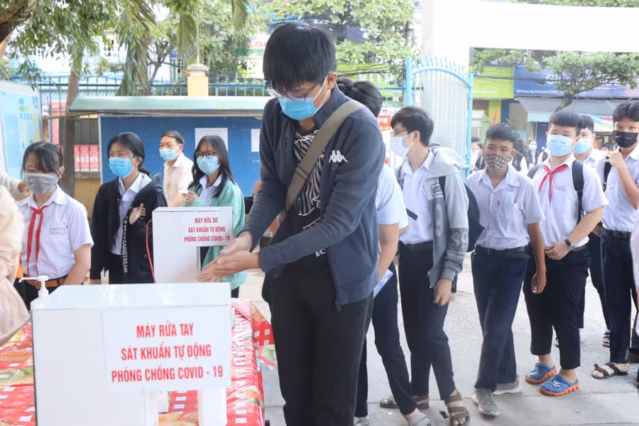 Thí sinh rửa tay bằng dung dịch sát khuẩn trước khi vào phòng thi