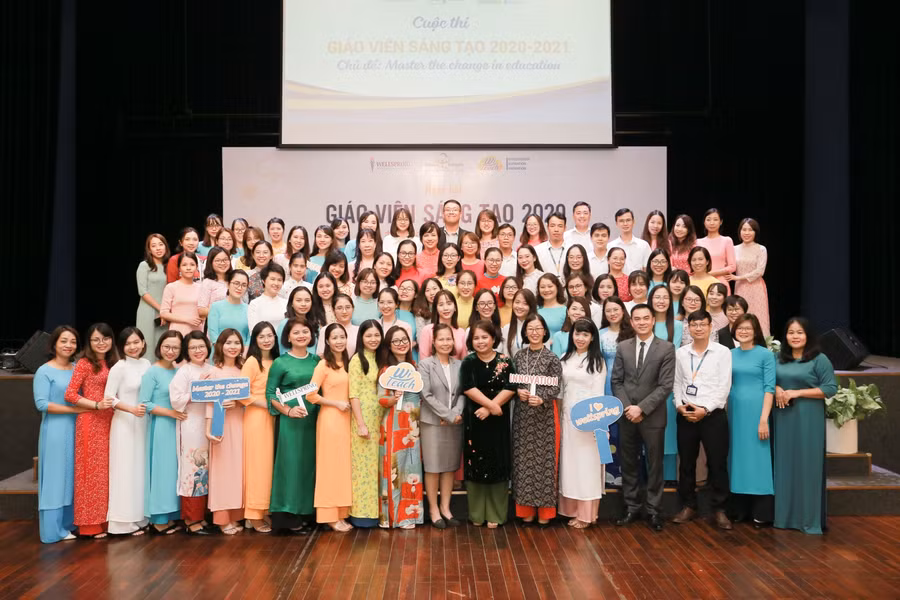 Các thầy cô và đại biểu gắn kết trong cuộc thi