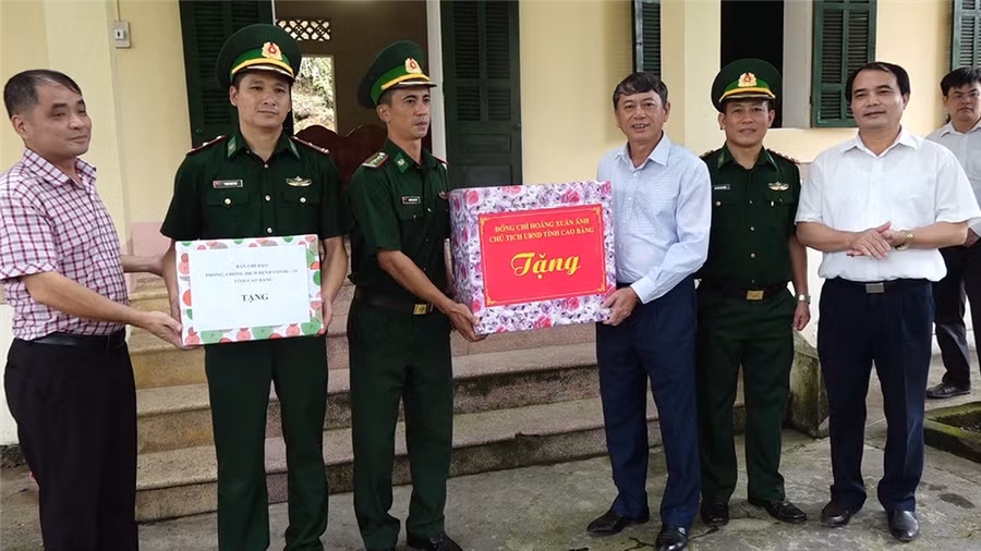 Ông Hoàng Xuân Ánh, Chủ tịch UBND tỉnh Cao Bằng kiểm tra tiến độ thực hiện đường tránh Đèo Khau Mòn, thăm và tặng quà Trung tâm cách ly dịch Covid-19 và có buổi làm việc với UBND huyện về kết quả thực hiện các nhiệm vụ, mục tiêu phát triển KT – XH năm 2020.