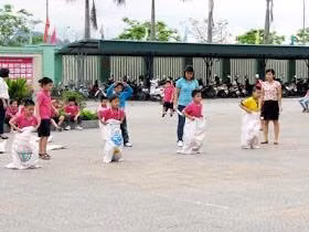 Nhảy bao bố rèn luyện sự khéo léo cho trẻ Nhảy bao bố rèn luyện sự khéo léo cho trẻ