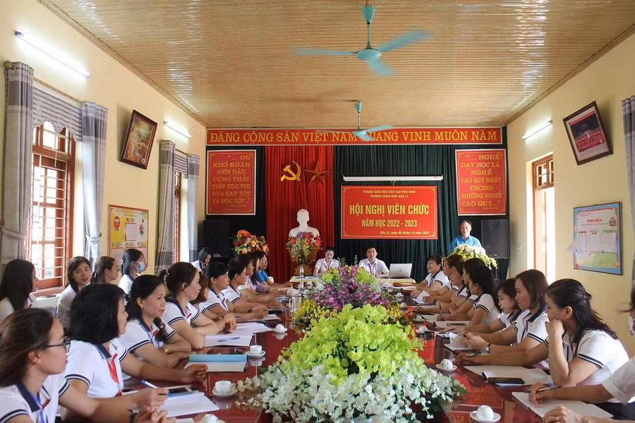 Lãnh đạo Công đoàn ngành Giáo dục tỉnh Thái Nguyên tuyên truyền lồng ghép kiến thức pháp luật về dân chủ ở cơ sở cho các đoàn viên công đoàn trường mầm non xã Bảo Lý, huyện Phú Bình. Lãnh đạo Công đoàn ngành Giáo dục tỉnh Thái Nguyên tuyên truyền lồng ghép kiến thức pháp luật về dân chủ ở cơ sở cho các đoàn viên công đoàn trường mầm non xã Bảo Lý, huyện Phú Bình.