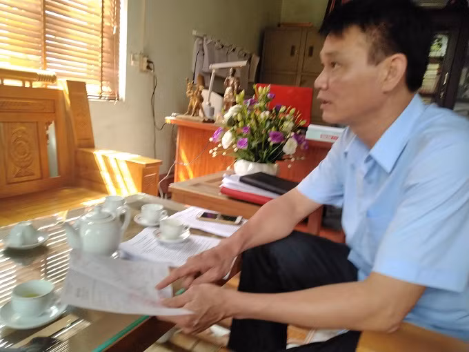 Ông Vũ Đăng Khoa, Chủ tịch UBND thị trấn Trại Cau trình bày cơ sở pháp lý với phóng viên xoay quanh việc hoạt động tín ngưỡng tại Đền Đá Thiên