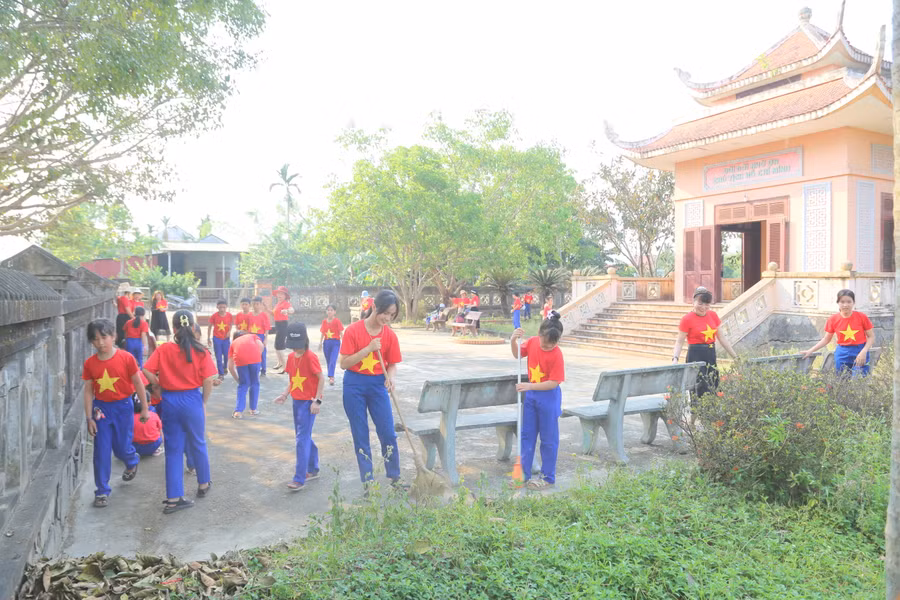 Học sinh quét dọn khuôn viên Đền thờ Bác Hồ. Ảnh: Đ. Đức Học sinh quét dọn khuôn viên Đền thờ Bác Hồ. Ảnh: Đ. Đức