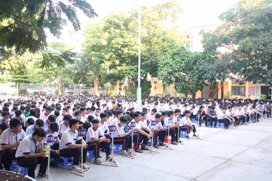 Các em HS tham dự buổi lễ. Các em HS tham dự buổi lễ.