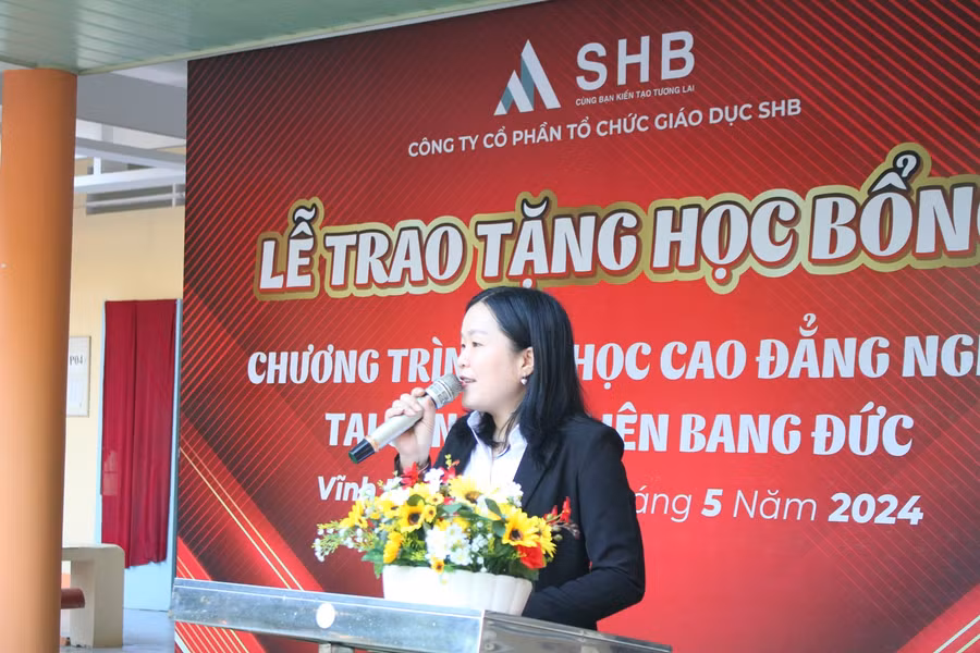 Bà Nguyễn Thị Thuê - Giám đốc tuyển sinh Văn phòng đại diện SHB Vĩnh Long phát biểu tại buổi trao học bổng. Bà Nguyễn Thị Thuê - Giám đốc tuyển sinh Văn phòng đại diện SHB Vĩnh Long phát biểu tại buổi trao học bổng.