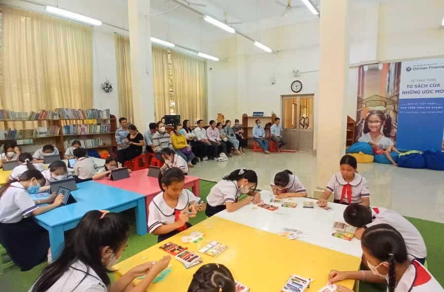 Học sinh Trường Tiểu học A thị trấn Phú Hòa (huyện Thoại Sơn) hào hứng tham gia sáng tạo tranh trong buổi giao lưu ngoại khóa.