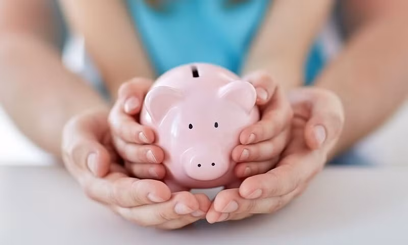 Cha mẹ có thể để con biết tiết kiệm từ những lỗi sai.