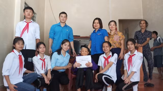 Thầy trò một trường trung học thăm mẹ liệt sĩ nhân dịp 27/7. Ảnh minh họa (IT)