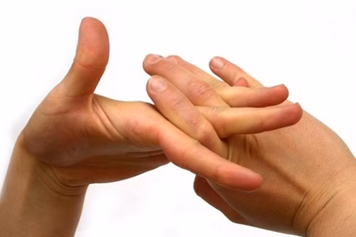 Bẽ khớp ngón tay, chân và hệ lụy khôn lường phái đẹp nên biết