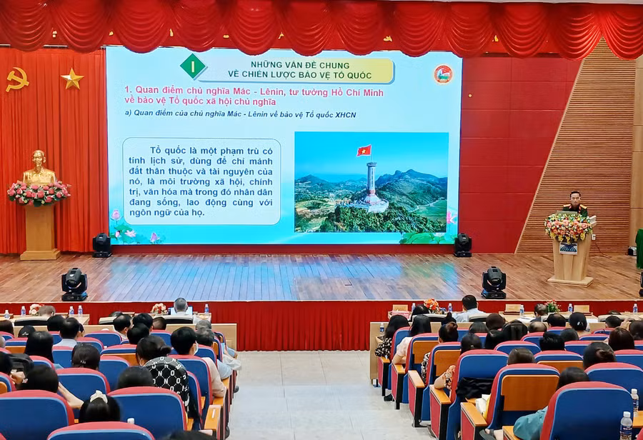 Đại tá, Tiến sĩ Nguyễn Xuân Quang trình bày những vấn đề cơ bản về chiến lược bảo vệ Tổ quốc.