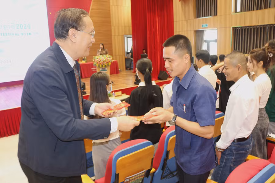 TS Nguyễn Thanh Dũng lì xì may mắn cho lưu học sinh.