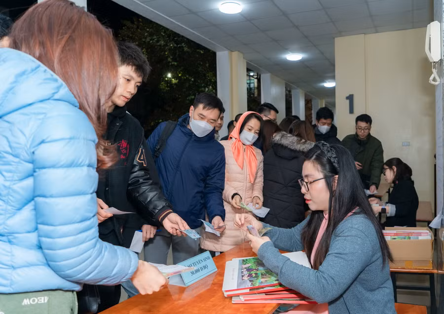Phụ huynh xếp hàng dài để mua hồ sơ cho con tại Trường Marie Curie.