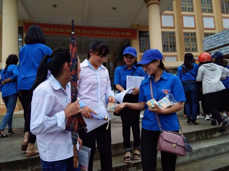 Miễn phí nước uống dinh dưỡng cho HS sau buổi thi tại Trường THPT số 1 Bắc Hà. Ảnh: NTCC