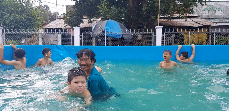Bà Thia dạy bơi cho trẻ.