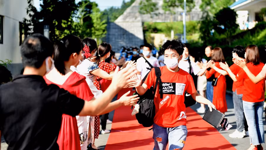 Thí sinh phấn khởi sau khi hoàn thành kỳ thi gaokao năm 2021.