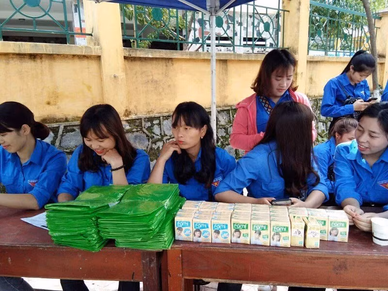 Đoàn Thanh niên hỗ trợ miễn phí HS nước uống, áo mưa… tại điểm thi Trường THPT số 1 Bắc Hà. Ảnh: NTCC