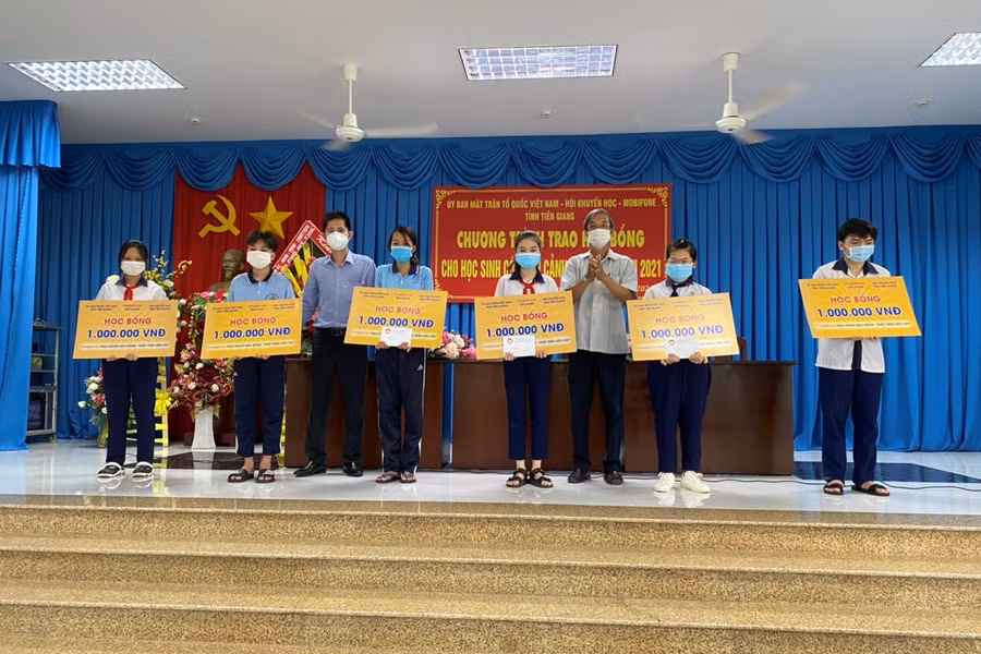 HS hoàn cảnh khó khăn, bị ảnh hưởng bởi dịch Covid-19 nhận học bổng.