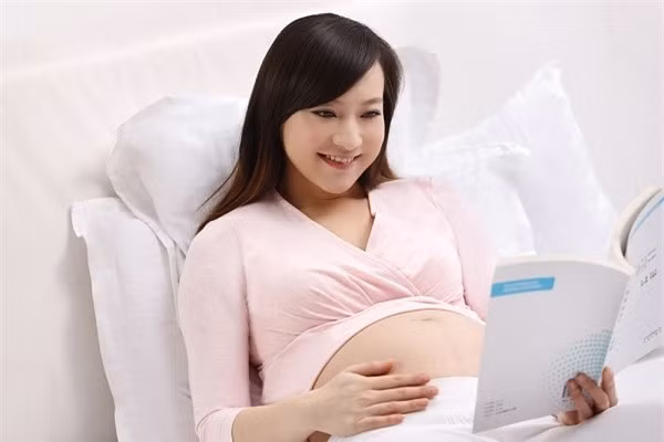 Nói chuyện, thủ thỉ... với con thường xuyên là cách dạy con giúp hoàn thiện não bộ thai nhi và trở nên thông minh. Ảnh minh họa