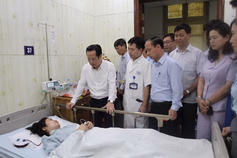Lãnh đạo Sở GD&amp;ĐT Hà Nội thăm các cô giáo là nạn nhân của vụ cháy.