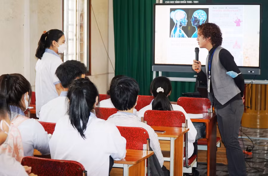 Giờ học tiếng Anh với giáo viên nước ngoài của Trường THPT Hà Huy Tập (TP Vinh, Nghệ An).