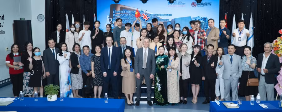 Đoàn lãnh đạo cấp cao Đại học De Montfont chụp ảnh lưu niệm của sinh viên Trường Đại học Hoa Sen, TPHCM.