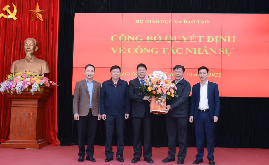 Đại diện Cục Quản lý chất lượng tặng hoa chúc mừng tân Cục trưởng.