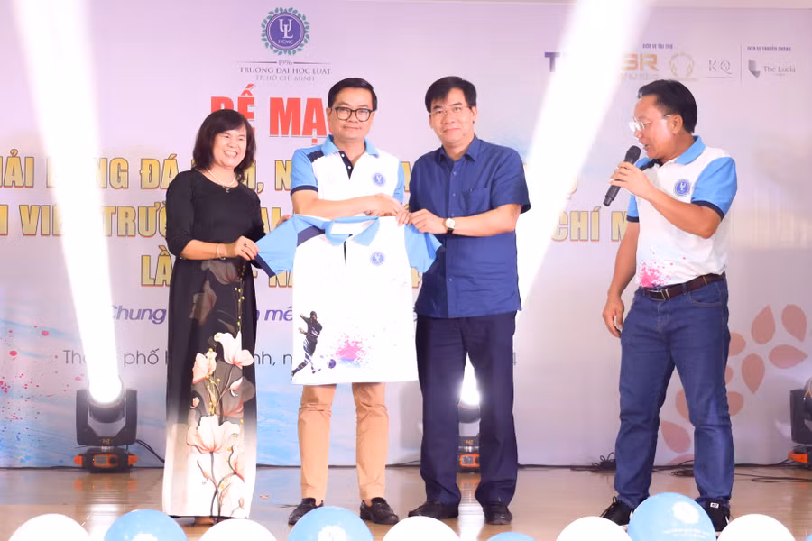 Đêm Gala đã tổ chức đấu giá các vật phẩm gây quỹ hỗ trợ sinh viên.