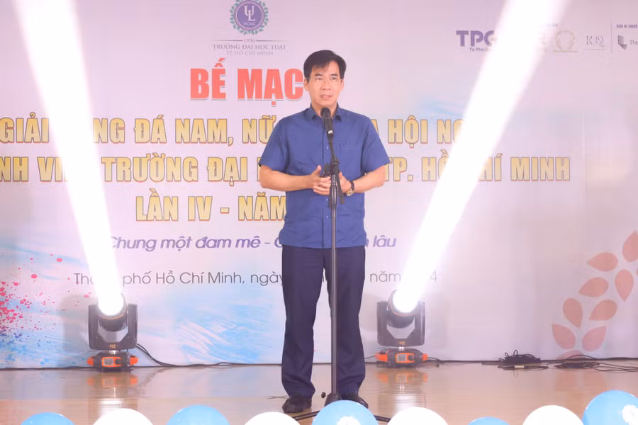 TS Lê Trường Sơn - Hiệu trưởng Trường Đại học Luật TPHCM phát biểu tại buổi lễ.