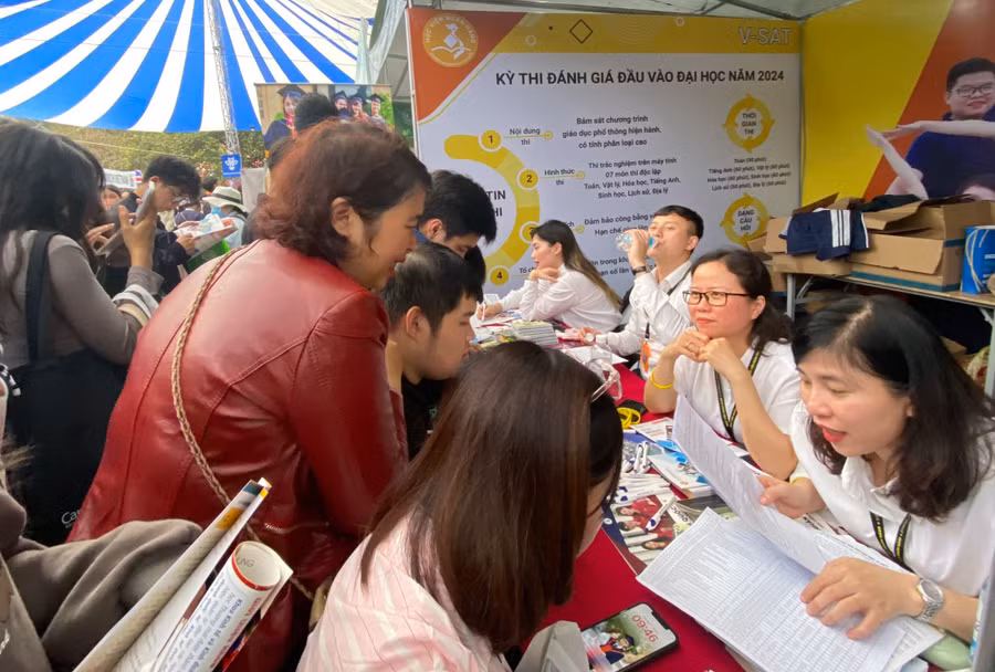 Nhiều phụ huynh cùng con đến gian hàng các trường đại học để nghe tư vấn. Ảnh: Ngô Chuyên