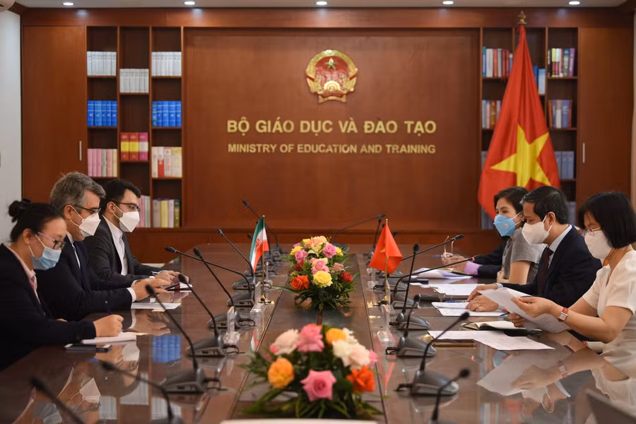 Bộ trưởng Nguyễn Kim Sơn đã có buổi tiếp Đại sứ Cộng hòa Hồi giáo Iran tại Việt Nam, ngài Ali Akbar Nazari.