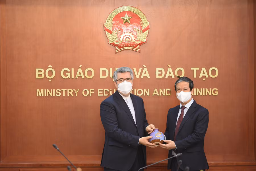 Bộ trưởng Nguyễn Kim Sơn tặng quà lưu niệm cho Đại sứ Cộng hòa Hồi giáo Iran tại Việt Nam.