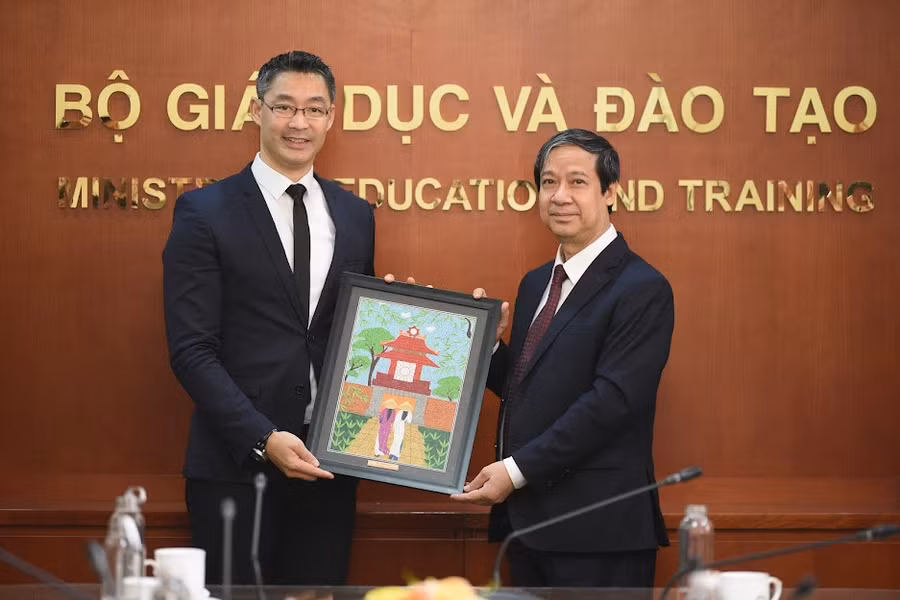 Bộ trưởng Nguyễn Kim Sơn tặng quà lưu niệm TS. Philipp Rösler nhân dịp ông đến thăm, làm việc với Bộ trưởng Bộ Giáo dục và Đào tạo.