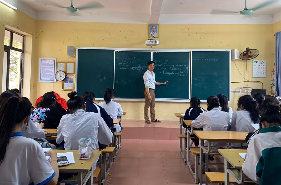 Thầy Phan Quang Bình và học sinh Trường THPT Trần Quang Khải (Khoái Châu, Hưng Yên) trong giờ Toán. Ảnh: NTCC